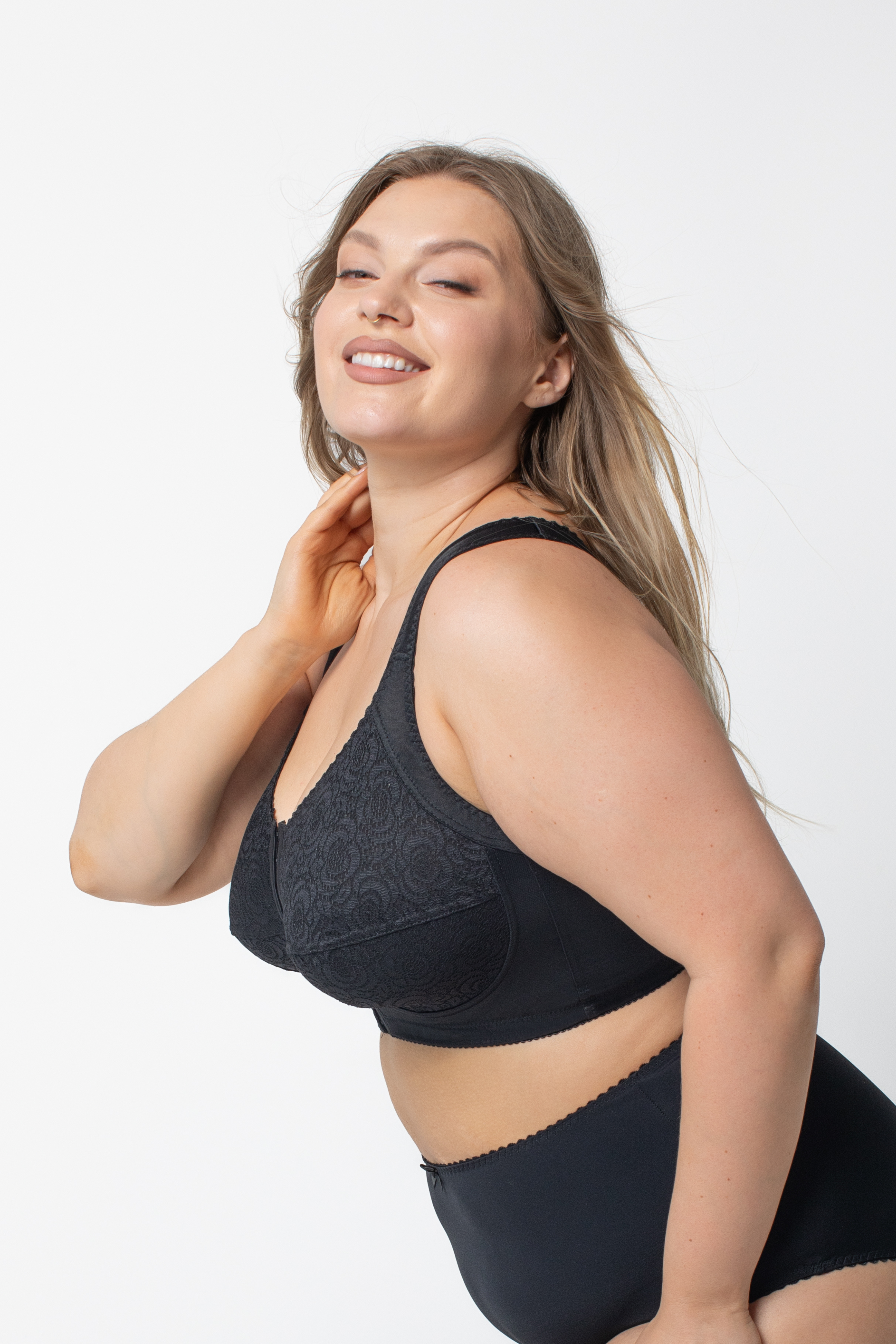 Bona non-wired front-closing bra in black