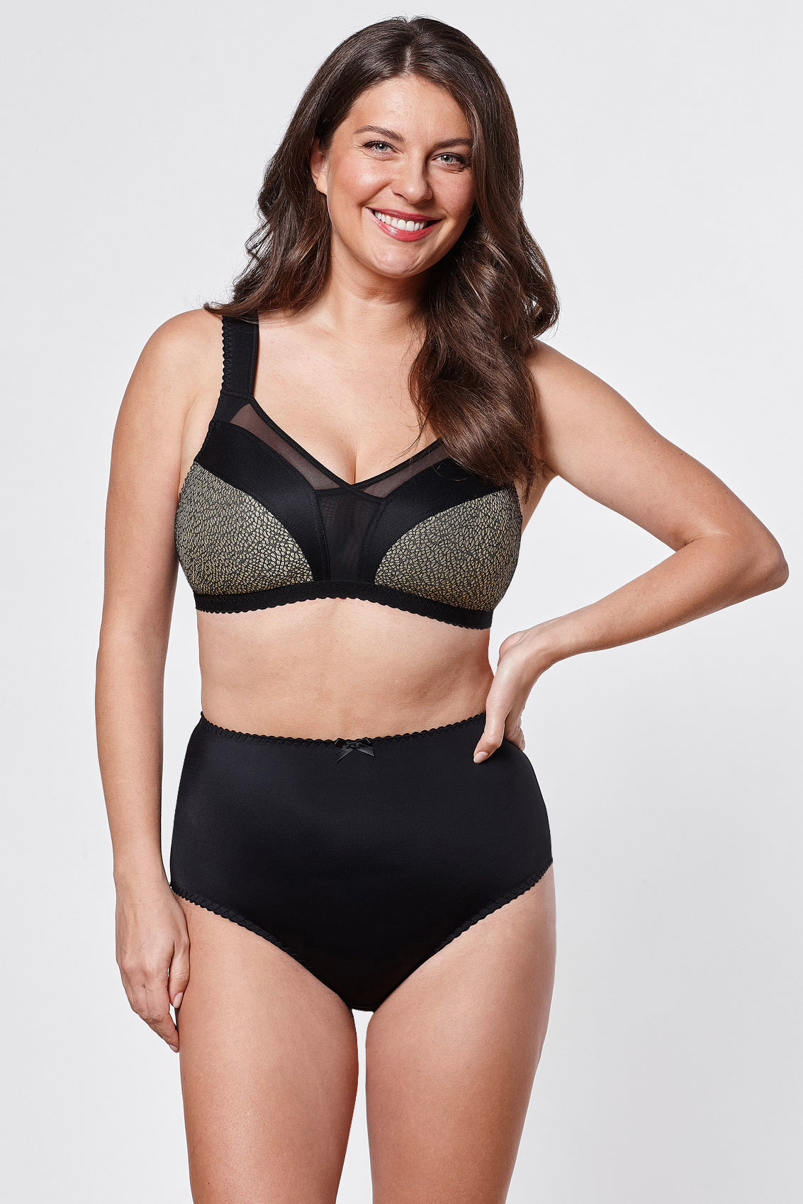 Aneta non-wired minimizer bra in black