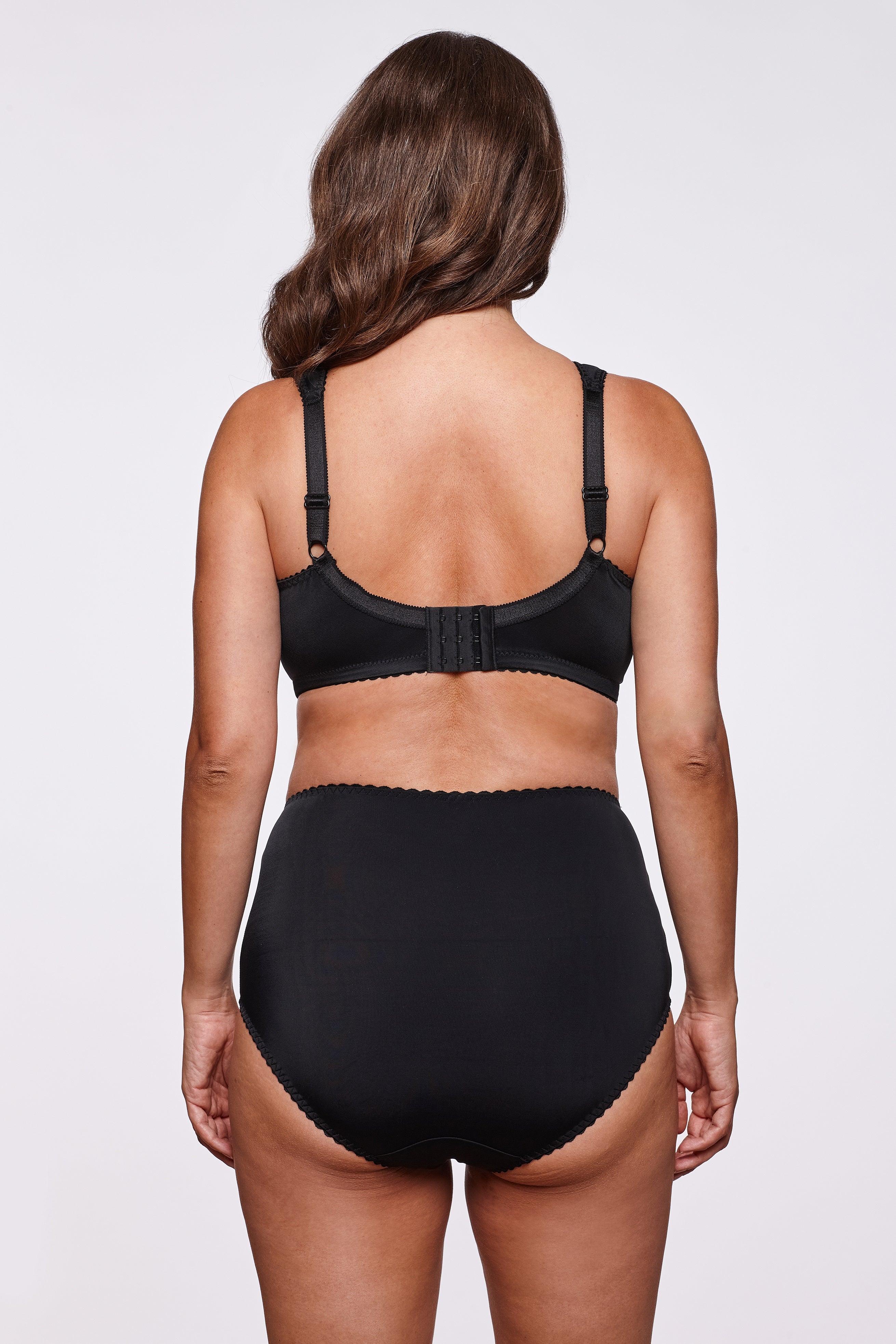 Robyn constructive non-wired bra in black